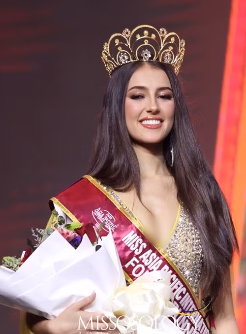 Đến từ Hà Lan, Elmira Wildoboer giành danh hiệu á hậu 3 Miss Asia Pacific International 2025. Ảnh: Missosology.