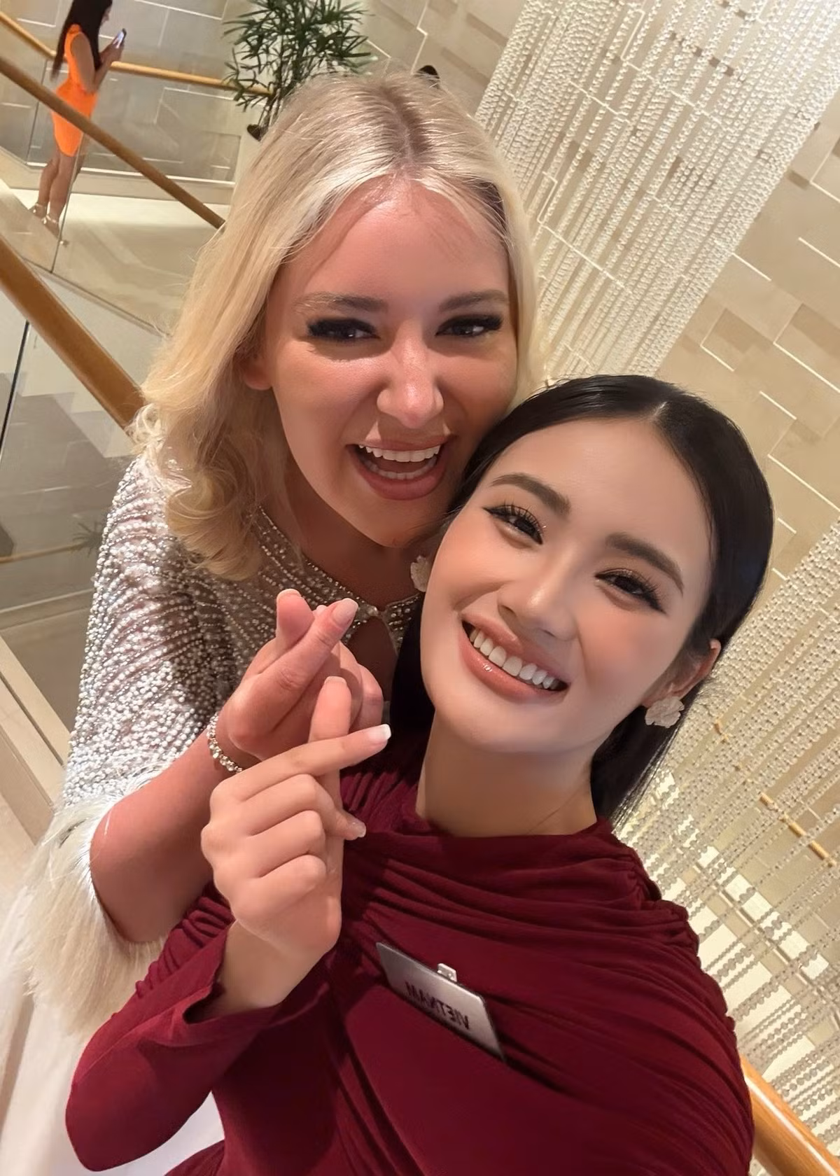 Khi tham gia Miss World 2025, đại diện Anh luôn tỏ ra thân thiện. Trong ảnh, Milla thân thiết với Hoa hậu Ý Nhi. Ảnh: FB Ý Nhi.