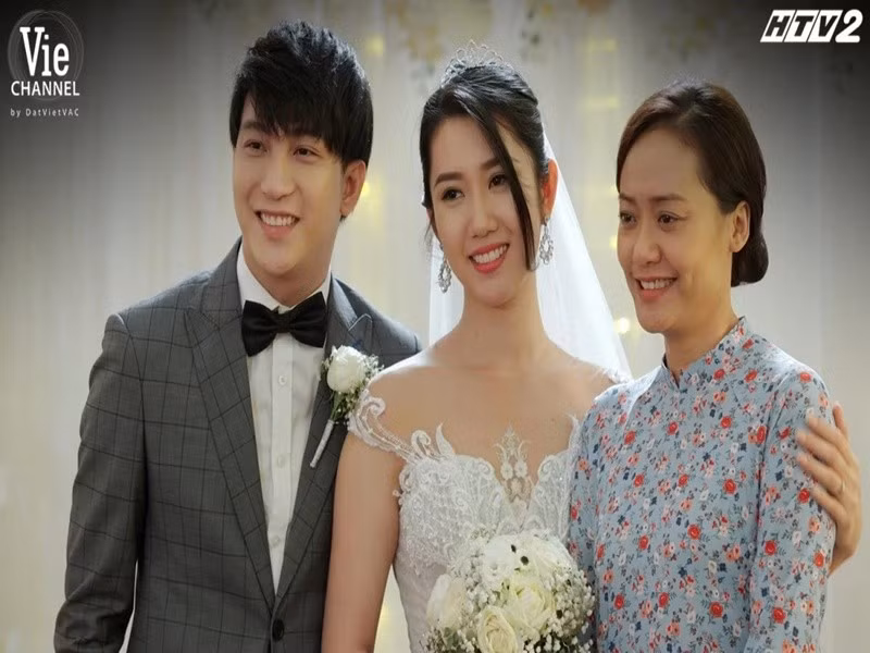 Thúy Ngân chia sẻ trên Người Lao Động, vai Châu khó nhất ở những cảnh thể hiện nội tâm nhân vật, không thể giữ im lặng, phải quát tháo, giận dữ. "Khoảnh khắc đó, Châu không chỉ thể hiện thái độ của mình ở thực tại mà cô còn phải bộc lộ sự nhún nhường, im lặng, cô độc trước kia. Trong một khoảnh khắc phải mô tả tới 2 diễn biến tự sự và đây là khó khăn nhất với tôi", Thúy Ngân nói. Ảnh: VOV.