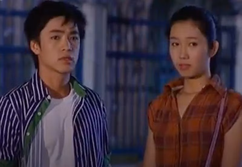 Thúy Ngân xuất thân là người mẫu, không được đào tạo diễn xuất bài bản. Năm 2009, cô chạm ngõ phim ảnh với vai diễn phụ trong phim Gia đình phép thuật. Theo Dân Việt, nhân vật của Thúy Ngân chỉ xuất hiện thoáng qua trong hai tập với vài câu thoại, làm nền cho nhân vật chính. Ảnh: Dân Việt.