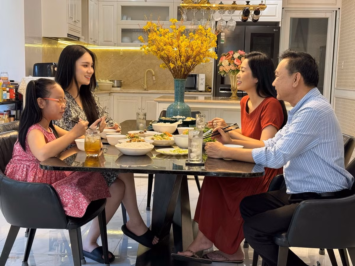 Theo Thanh niên Việt, tại chương trình Vietnam Interviews cách đây không lâu, nghệ sĩ Trịnh Kim cho biết, vợ chồng cô tin tưởng nhau 100%.