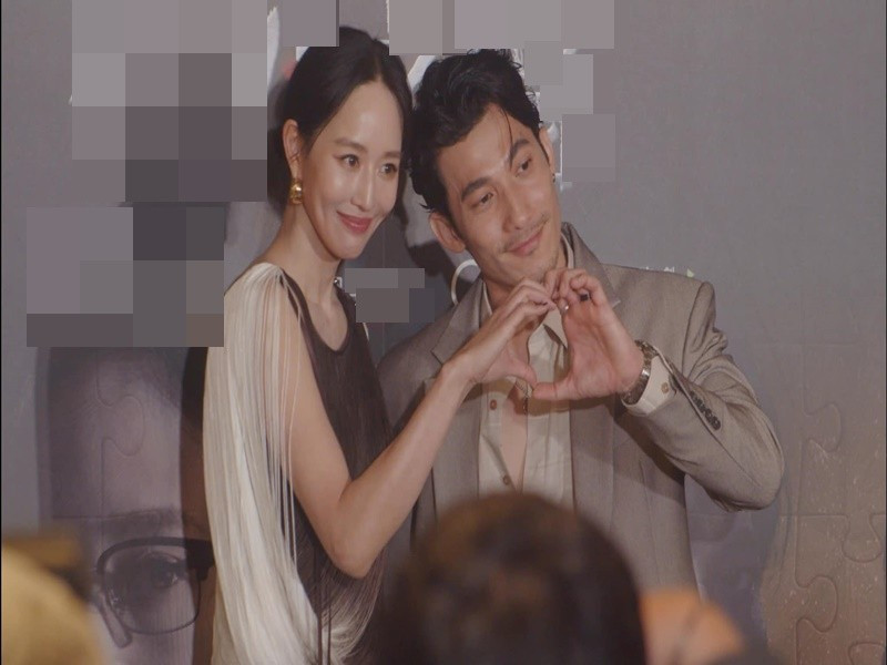 Theo Znews, Trương Quân Ninh chia sẻ, trong cảnh Liên Bỉnh Phát khoe cơ bắp, toàn bộ nhân viên đoàn phim đều chen chúc trước màn hình để ngắm. Nữ diễn viên khen ngợi bạn diễn có thân hình rất đẹp. Ảnh: FB Liên Bỉnh Phát.