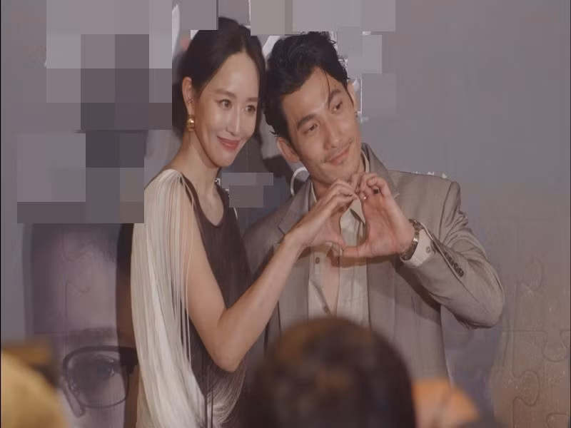 Theo Znews, Trương Quân Ninh chia sẻ, trong cảnh Liên Bỉnh Phát khoe cơ bắp, toàn bộ nhân viên đoàn phim đều chen chúc trước màn hình để ngắm. Nữ diễn viên khen ngợi bạn diễn có thân hình rất đẹp. Ảnh: FB Liên Bỉnh Phát.