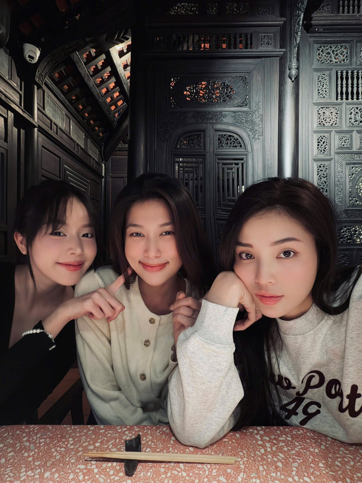 Trong các sự kiện giải trí hay hậu trường chương trình, Kỳ Duyên – Thiên Ân thường xuyên tương tác tự nhiên, thoải mái trò chuyện, trêu đùa và hỗ trợ nhau. Ảnh: FB Kỳ Duyên.