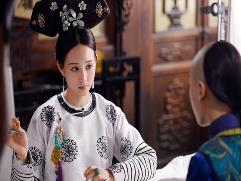 Theo Dân Việt, Trương Quân Ninh tốt nghiệp thạc sĩ luật tại Đại học Trung ương Đài Loan. Cô đóng nữ bác sĩ trẻ Quan Hân trong Tòa tháp trắng, Tô Mạn trong Thời gian đẹp nhất, Từ Huệ trong Võ Mỵ Nương truyền kỳ, Du Phi Hải Lan trong Như Ý Truyện. Ảnh: VOV.