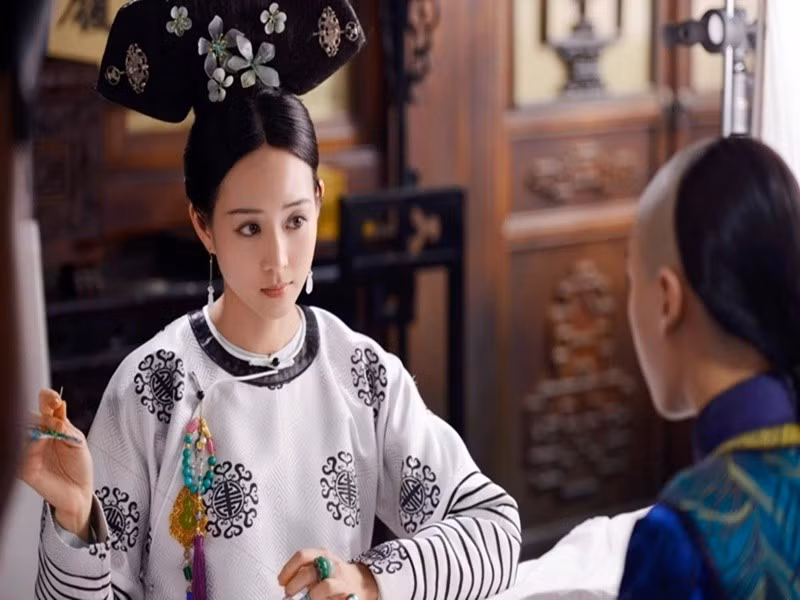 Theo Dân Việt, Trương Quân Ninh tốt nghiệp thạc sĩ luật tại Đại học Trung ương Đài Loan. Cô đóng nữ bác sĩ trẻ Quan Hân trong Tòa tháp trắng, Tô Mạn trong Thời gian đẹp nhất, Từ Huệ trong Võ Mỵ Nương truyền kỳ, Du Phi Hải Lan trong Như Ý Truyện. Ảnh: VOV.