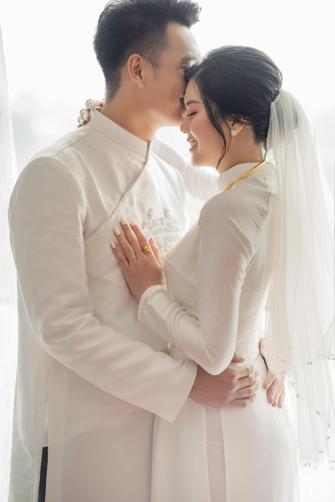 Đến kỷ niệm ngày cưới năm 2025, anh viết: “Lặng lẽ thấu hiểu, yên bình bên nhau. Chỉ muốn nói là anh yêu em”.