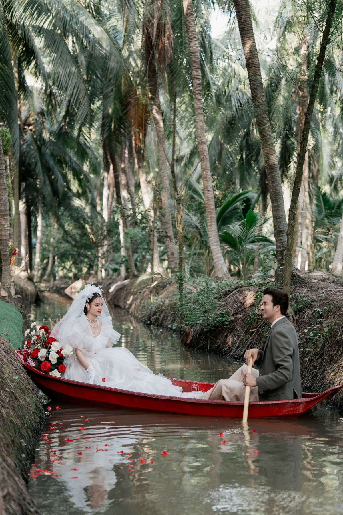 "Cảm ơn ba mẹ đã sinh thành, nuôi nấng và dạy chúng con biết sống bao dung, luôn có trách nhiệm. Tài là con miền Tây, lớn lên trong những bữa cơm gia đình giản dị và những lời dạy mộc mạc nhưng nhớ rất lâu của cha má. Hôm nay, Tài – Ngọc nên duyên vợ chồng, chúng con hiểu rất rõ hạnh phúc này được xây nên từ công lao và sự hy sinh thầm lặng của ba mẹ suốt bao năm qua", Đoàn Minh Tài viết.