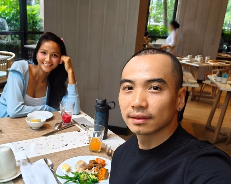 Tuấn Khôi và H’hen Niê thoải mái xuất hiện nơi đông người sau khi kết hôn. “8 năm biết nhau, thì đây là 1 trong những lần 2 bạn trong hình ngồi ăn thảnh thơi, thoải mái nhất ở tại Việt Nam. Bình thường thì người đội nón hoặc đeo mắt kính. Hẹn sớm bạn trai mới cấy tóc ấy rủ đi hẹn hò tình cảm như nhiều cặp đôi khác ạ”, H’hen Niê chia sẻ. Ảnh: FB H’hen Niê.