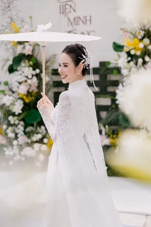 Hương Liên và Minh Trung đã đăng ký kết hôn. "Lần đầu đón em là khi học xong ở VTV. Lần này đón em ở trường quay VTV cũng là chúng ta, nhưng thành vợ chồng. Anh xin chữ ký một đời", "Kim Tae Hee Việt Nam" viết trên trang cá nhân. Ảnh: Instagram Hương Liên.