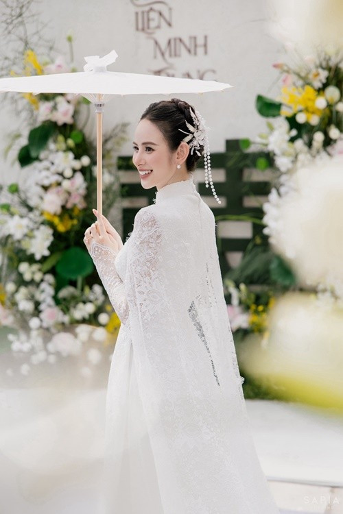 Hương Liên và Minh Trung đã đăng ký kết hôn. "Lần đầu đón em là khi học xong ở VTV. Lần này đón em ở trường quay VTV cũng là chúng ta, nhưng thành vợ chồng. Anh xin chữ ký một đời", "Kim Tae Hee Việt Nam" viết trên trang cá nhân. Ảnh: Instagram Hương Liên.