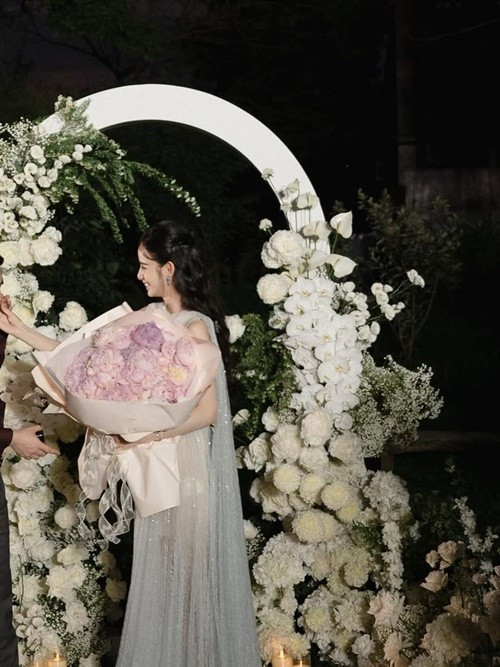 Chồng Hương Liên đang là cán bộ công tác tại một cơ quan nhà nước. Bố chồng nữ người mẫu là cán bộ quân đội, mẹ chồng Hương Liên là cán bộ hải quan. Ảnh: Instagram Hương Liên.