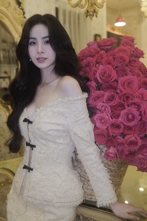 Người mẫu Hương Liên vừa nhớ lại chuyến bay giúp cô nên duyên vợ chồng với Lê Minh Trung. "Em không bao giờ quên trên chuyến máy bay VN-265 (20h30) vào TP HCM. Nơi mà tình yêu bắt đầu khi em gặp mẹ và nên duyên với cậu con trai của mẹ. Hạnh phúc của chúng ta là sự vun vén của hai bên gia đình", Hương Liên chia sẻ. Ảnh: Instagram Hương Liên.