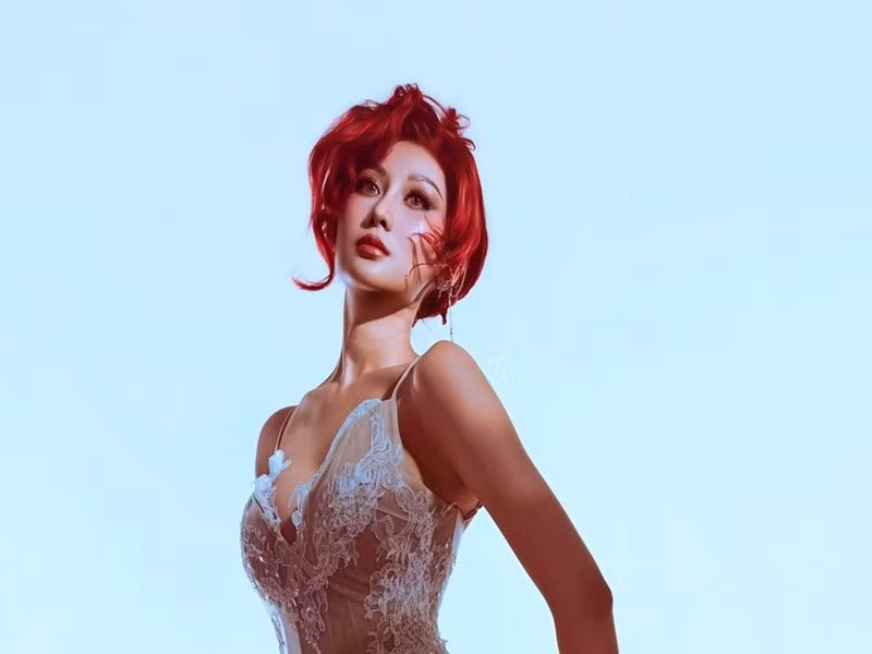 Nàng hậu diện chiếc váy hai dây chất liệu ren xuyên thấu tinh tế, ôm sát cơ thể, khéo léo khoe đường nét quyến rũ nhưng vẫn mang cảm giác sang trọng. Quế Anh biểu cảm lạnh lùng pha chút kiêu hãnh.