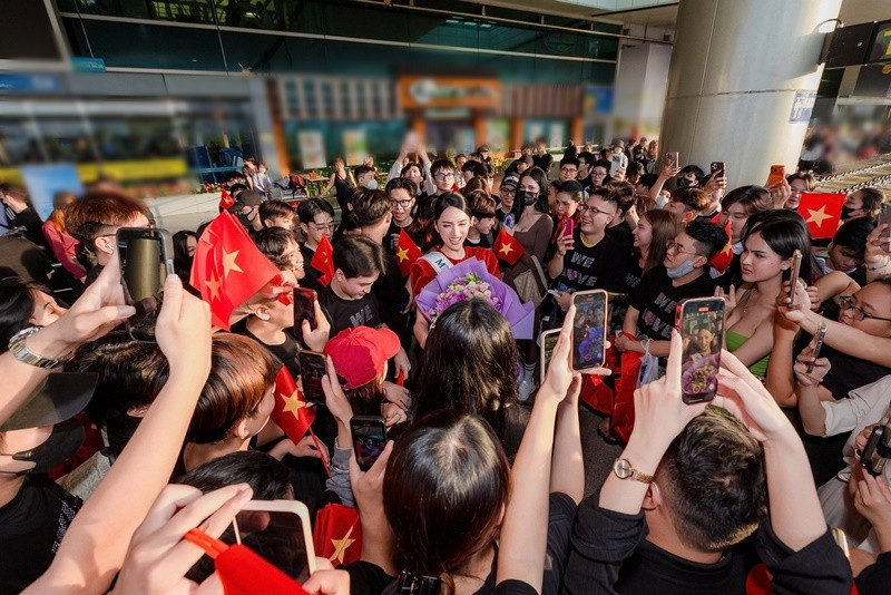 View - Hương Giang được fan vây kín ở sân bay khi đi thi Miss Universe 2025 | Báo Tri thức và Cuộc sống - TIN TỨC PHỔ BIẾN KIẾN THỨC 24H