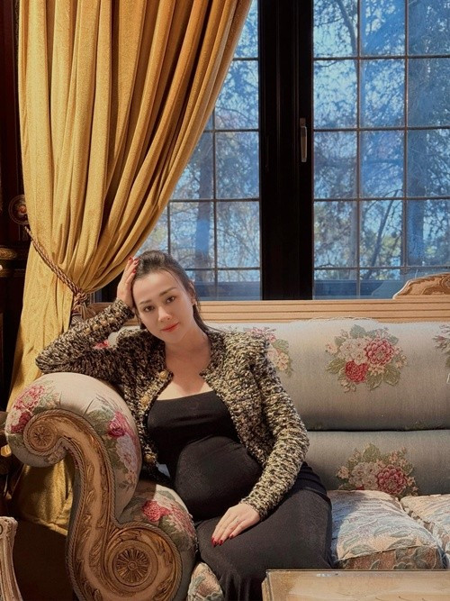 Phương Oanh khoe tin mang bầu đôi vào tháng 9/2023. Ảnh: FB Phương Oanh.