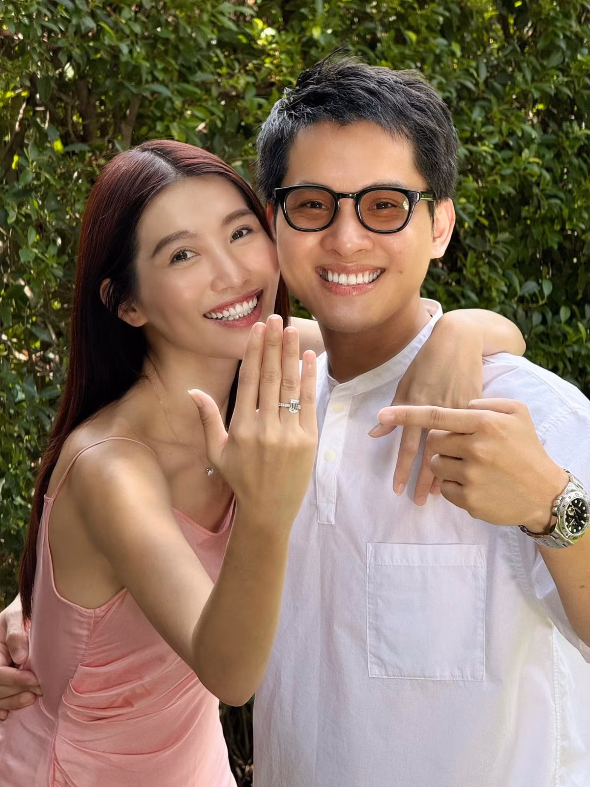 Mới đây, Quỳnh Châu khoe hình ảnh được cầu hôn vào năm 2024. "Hơn một năm giữ trong máy nay mới đăng ảnh cầu hôn. Ngày đó có cô gái đã nói: Em đồng ý", nàng hậu viết trên trang cá nhân. Ảnh: FB Quỳnh Châu.