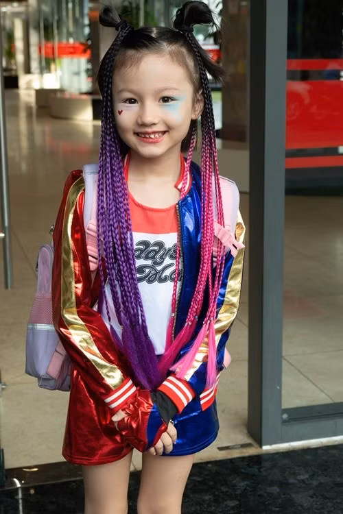 Bé Ailani sở hữu nụ cười tươi tắn. Ảnh: FB Phương Vy.