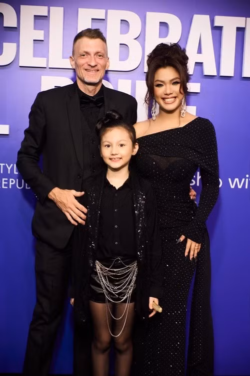 "Phải tự dằn lòng mình rằng con làm được, mẹ bớt lo, hãy đứng từ xa dõi theo con hào hứng, hân hoan với những trải nghiệm đầu đời quý giá", nữ ca sĩ chia sẻ trên trang cá nhân. Ảnh: FB Phương Vy.