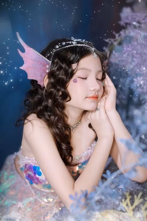 Con gái Phương Vy lần đầu tiên được mẹ dẫn đi chụp hình, hóa trang thành nàng tiên cá. Ảnh: FB Phương Vy.