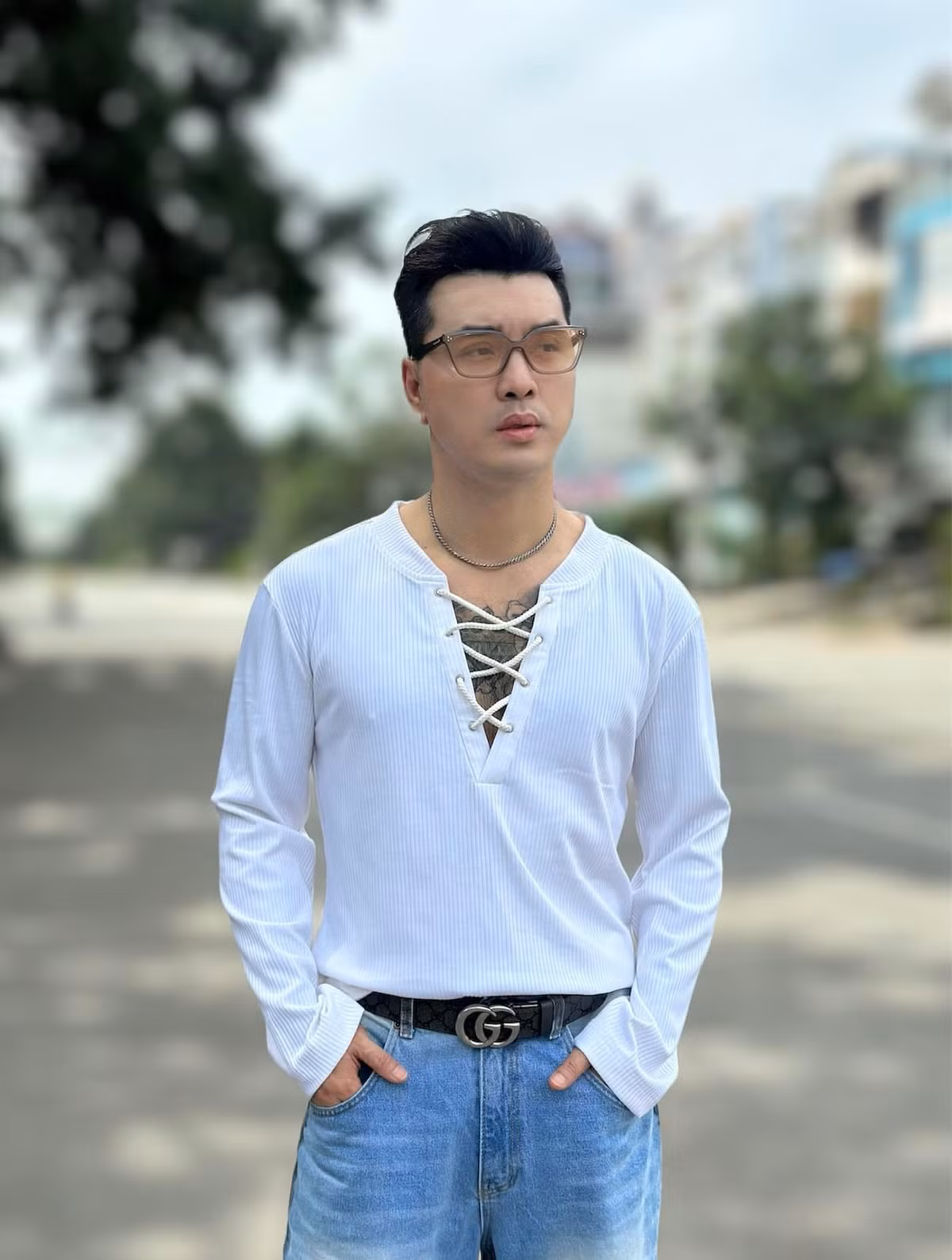 “Cùng là clip quay về hình thể, họ khoe phần trên, tôi cũng khoe phần trên…Ca sĩ mình học hỏi nước ngoài là để thử nghiệm những cái mới và cố gắng vươn ra nước ngoài”, nam ca sĩ bày tỏ. Ảnh: FB Ưng Hoàng Phúc.