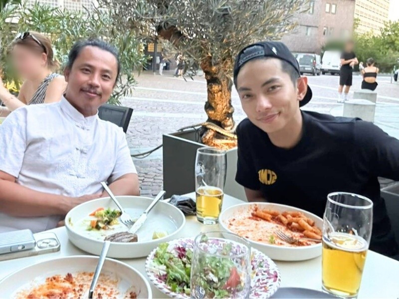 Trong cuộc phỏng vấn với Đẹp, Phan Hiển cho biết, Chí Anh là người thầy có tầm, có tâm và vô cùng giàu nhiệt huyết, luôn đối xử tốt với mọi người xung quanh. Ảnh: Người Đưa Tin.