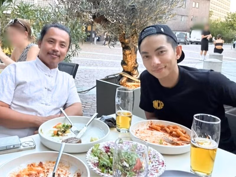 Trong cuộc phỏng vấn với Đẹp, Phan Hiển cho biết, Chí Anh là người thầy có tầm, có tâm và vô cùng giàu nhiệt huyết, luôn đối xử tốt với mọi người xung quanh. Ảnh: Người Đưa Tin.