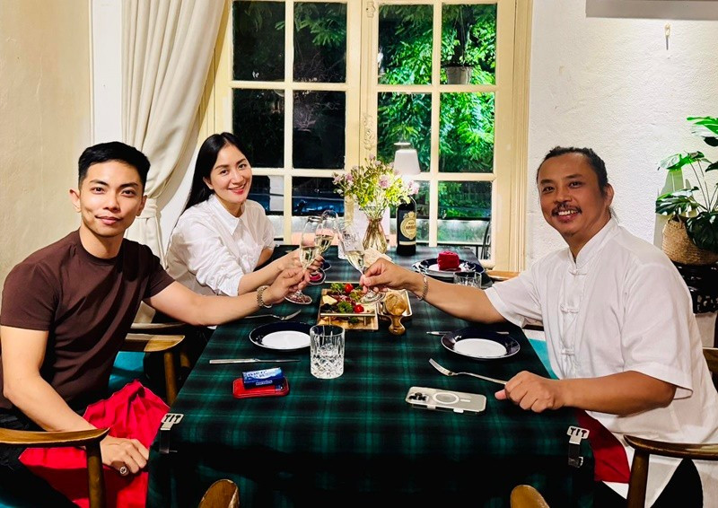 Trên trang cá nhân, Phan Hiển (ngoài cùng bên trái) đăng tải hình ảnh bên Chí Anh đồng thời gửi lời chúc mừng sinh nhật đến đàn anh. Ảnh: FB Phan Hiển.