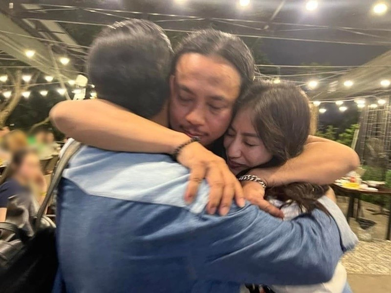 "Về sau này, dù có tiến xa mấy trong sự nghiệp thì tôi vẫn luôn coi anh là thầy, là người đã có công dìu dắt mình tận tình", Phan Hiển bày tỏ. Ảnh: FB Khánh Thi.