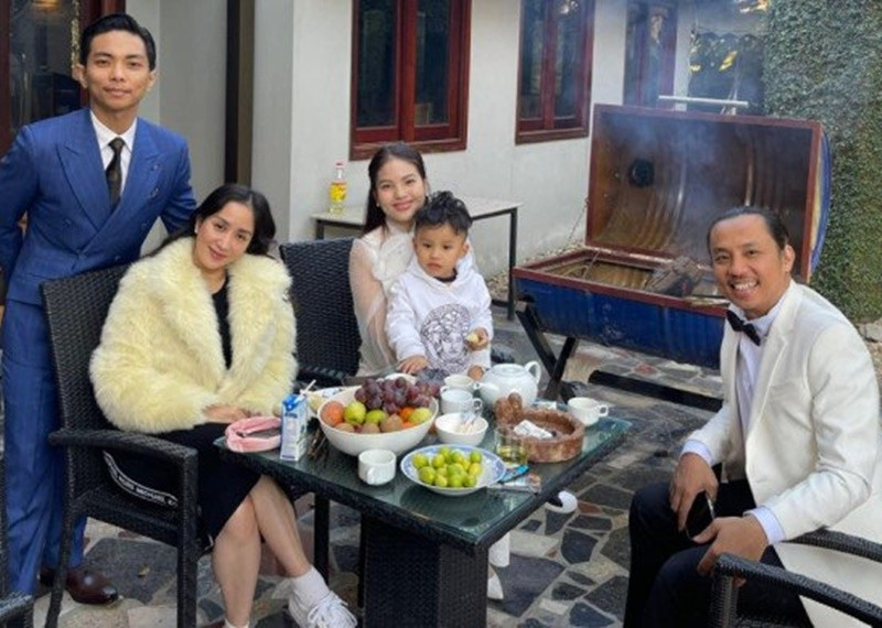 Vợ chồng Khánh Thi đến chúc Tết vợ chồng Chí Anh vào năm 2023. Ảnh: Người Đưa Tin.