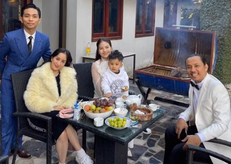 Vợ chồng Khánh Thi đến chúc Tết vợ chồng Chí Anh vào năm 2023. Ảnh: Người Đưa Tin.