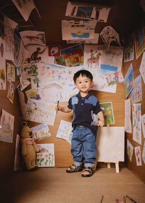 Bé Sutin sinh ra đã “ngậm thìa vàng” bởi cậu nhóc có bố là doanh nhân phố núi giàu có. Cậu nhóc ở biệt thự triệu đô, được bố mẹ cho ăn mặc sành điệu. Ảnh: FB Đàm Thu Trang.