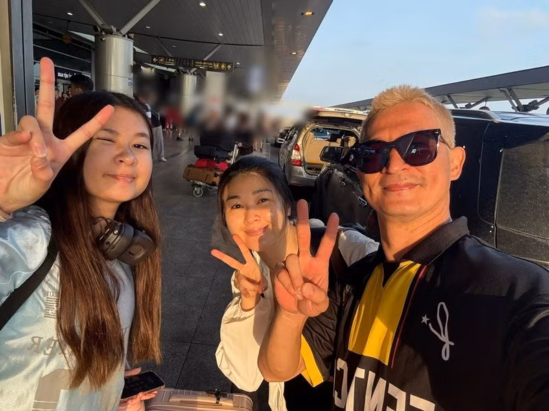 Huy Khánh chụp ảnh cùng Mạc Anh Thư. Nam diễn viên gọi vợ cũ là "bé". "Hẹn gặp lại nhé, hai bé", Huy Khánh viết. Ảnh: FB Huy Khánh.