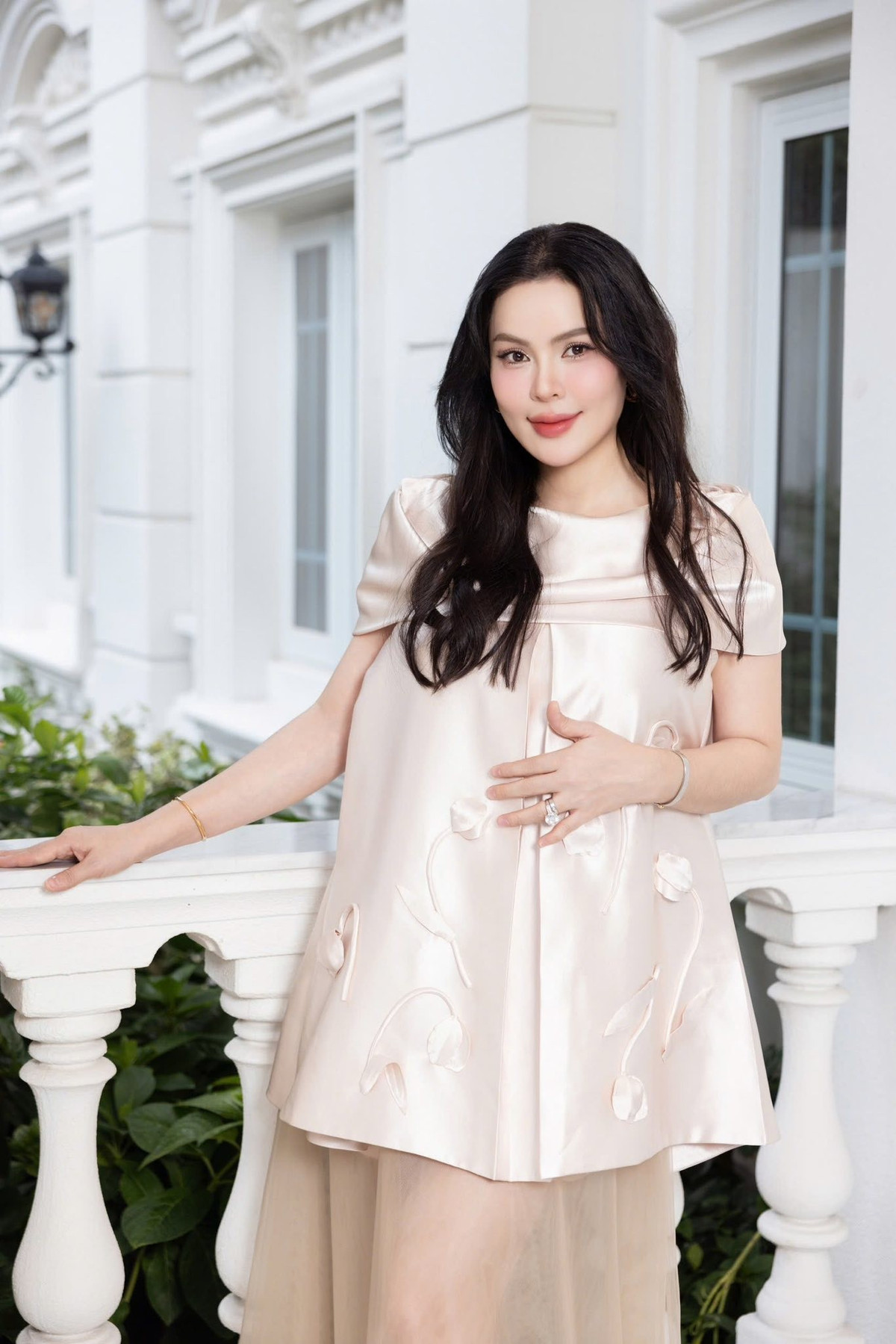 Phương Lê ủng hộ 200 triệu cho Hội chữ thập đỏ Việt Nam. Cô viết trên trang cá nhân: “Là một người dân, Phương Lê muốn chia sẻ tấm lòng mình một cách kịp thời và thiết thực nhất”. Ảnh: FB Phương Lê.