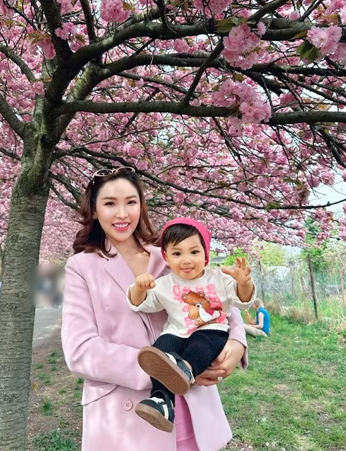 Quỳnh Thư giấu mặt bạn đời nhưng thoải mái đăng tải hình ảnh quý tử. Ảnh: FB Quỳnh Thư.