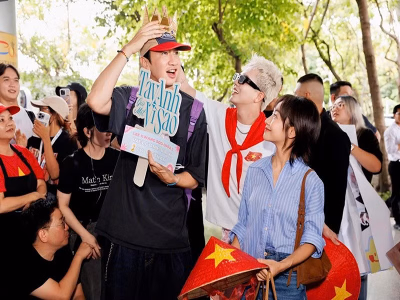 Mới đây, trở lại Việt Nam, Lee Kwang Soo được Hoàng Hà đón tại sân bay. Ảnh: FB Hoàng Hà.