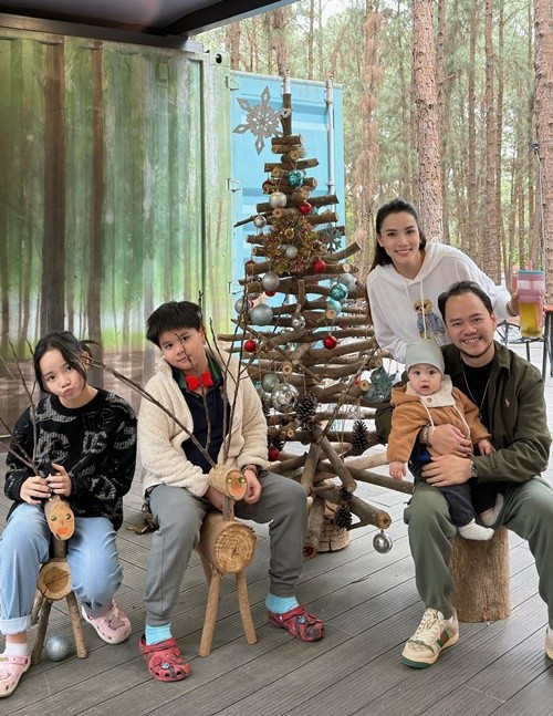 Nam đạo diễn nhắn nhủ vợ: “Hãy cùng nhau cười, cùng nhau tận hưởng cuộc sống, cùng nhau nhí nhố và cùng nhau già đi nhé. Mãi bên nhau bạn nhé. Yêu vợ lắm”. Ảnh: FB Trang Nhung.