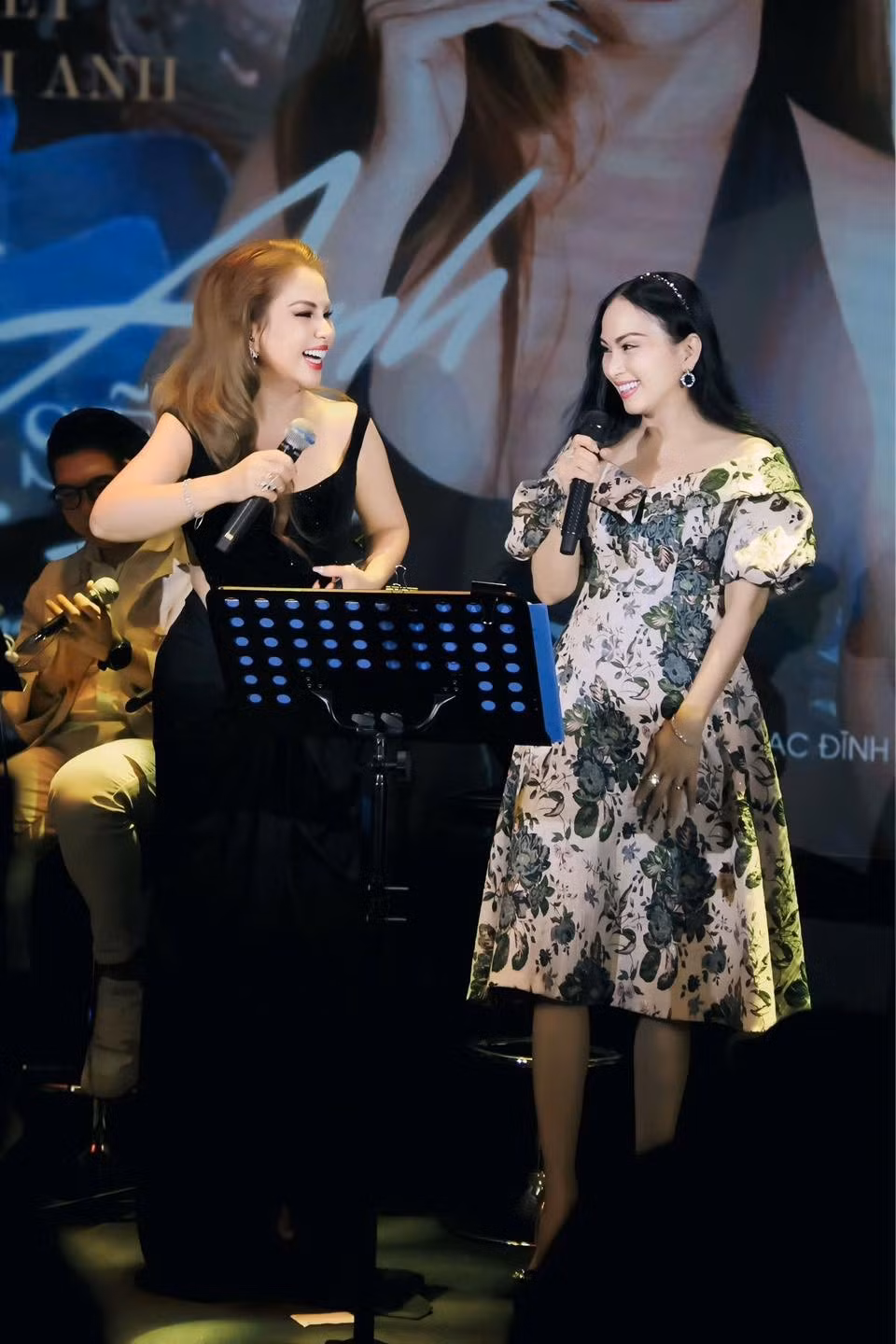 Minh Tuyết sang Mỹ du học ngành thời trang, sau đó quyết định ở lại phát triển sự nghiệp ca hát. Những ngày đầu ở nước ngoài, em gái Hà Phương sống nhờ nhà bạn học, tự tìm hiểu môi trường âm nhạc bằng cách đến các cửa hàng băng đĩa để nắm bắt thị hiếu. Đến nay, Minh Tuyết có sự nghiệp thành công. Ảnh: FB Hà Phương.