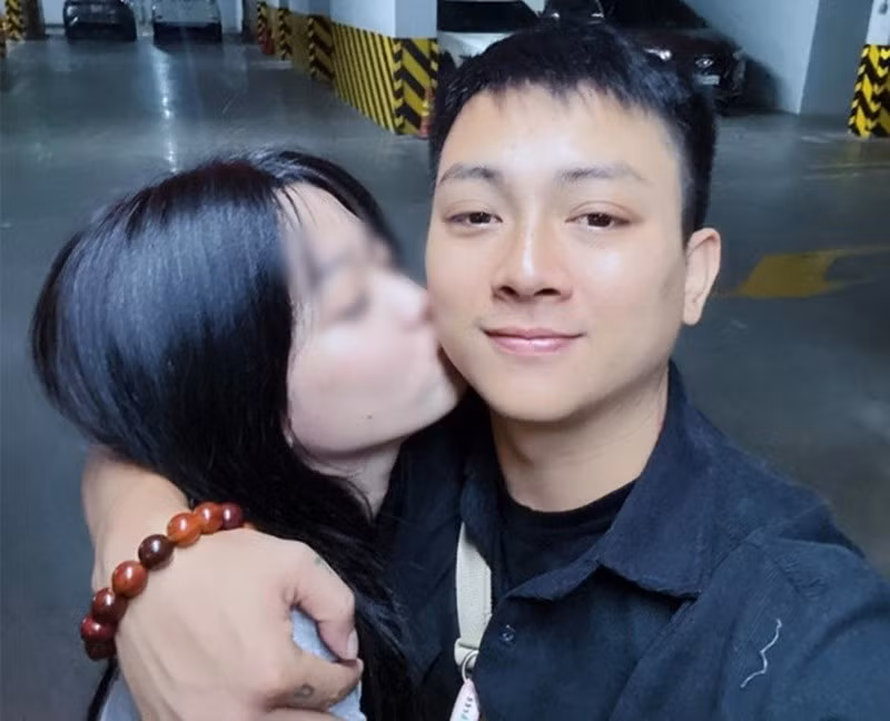 Cùng thời điểm Kim Ngân lên tiếng về chuyện tình cảm, Hoài Lâm bất ngờ đăng tải loạt ảnh thân mật bên một cô gái. Theo Vietnamnet, đại diện của Hoài Lâm từ chối bình luận về loạt ảnh, cho rằng đây là vấn đề riêng tư của giọng ca Hoa nở không màu. Ảnh: Vietnamnet.