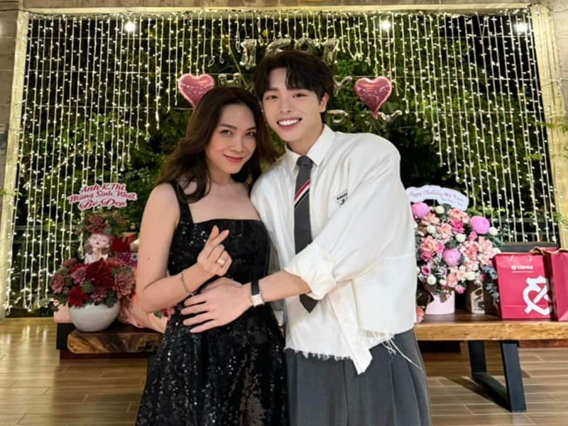 "Tôi biết là tôi đã nói rất nhiều lần rồi nhưng tôi vẫn phải nói rằng là lão hoá ngược là có thật trên đời và ví dụ rõ nhất chính là cô Tâm nha mọi người”, Đức Phúc viết trên trang cá nhân. Ảnh: FB Đức Phúc.