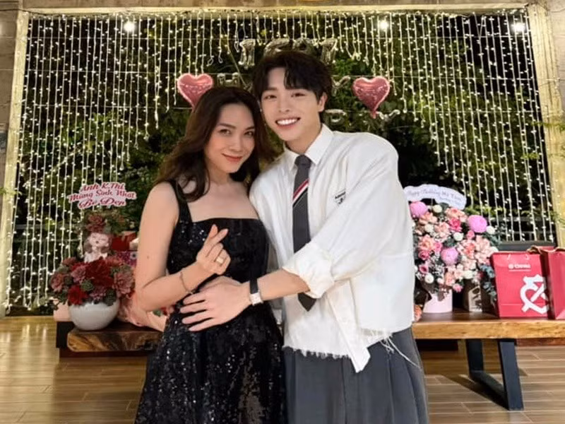 "Tôi biết là tôi đã nói rất nhiều lần rồi nhưng tôi vẫn phải nói rằng là lão hoá ngược là có thật trên đời và ví dụ rõ nhất chính là cô Tâm nha mọi người”, Đức Phúc viết trên trang cá nhân. Ảnh: FB Đức Phúc.