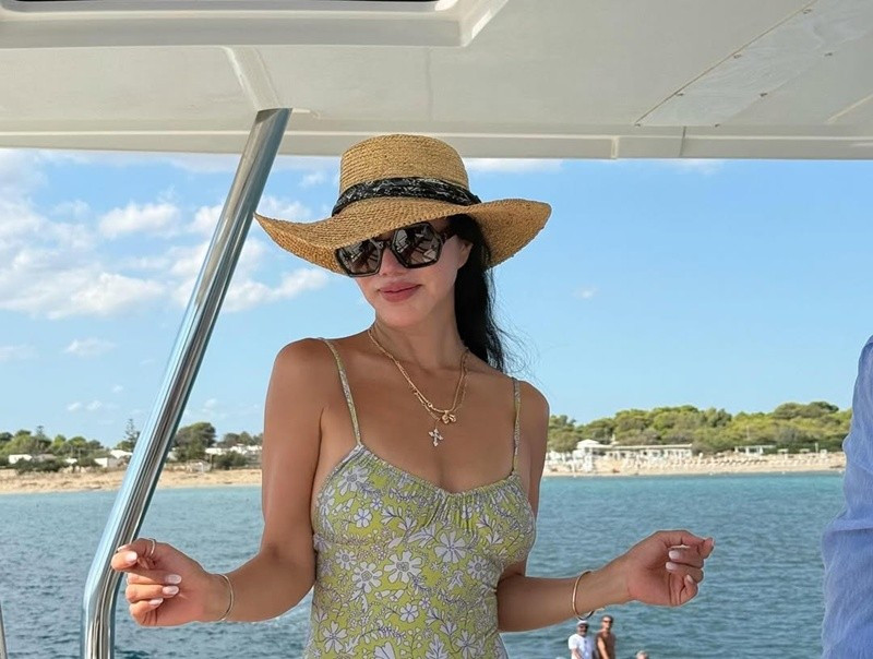 Ở tuổi 56, Uhm Jung Hwa tự tin khoe vóc dáng với trang phục áo tắm. Mới đây, cô chia sẻ bộ ảnh diện bikini trên du thuyền. Ảnh: Instagram Uhm Jung Hwa.