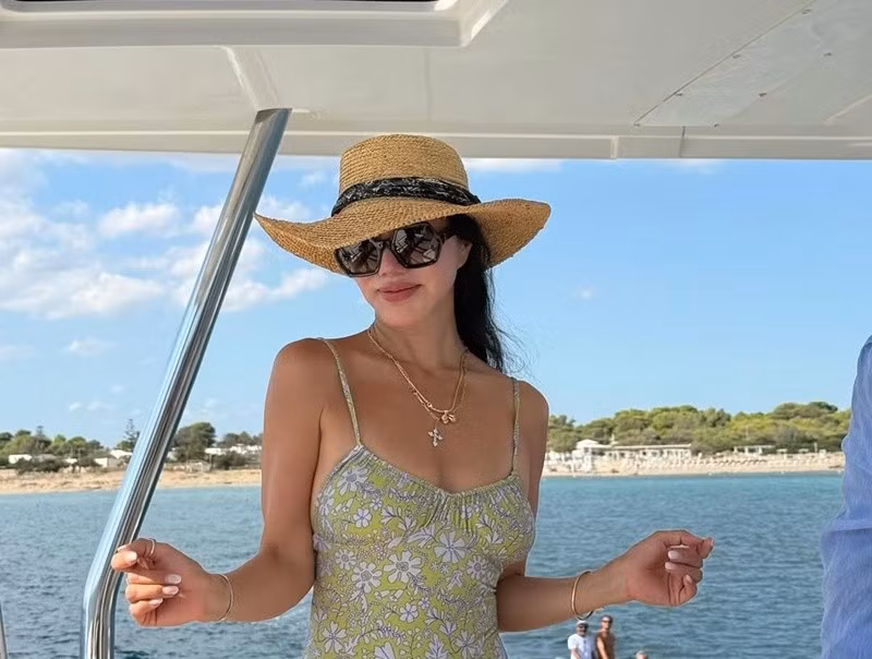 Ở tuổi 56, Uhm Jung Hwa tự tin khoe vóc dáng với trang phục áo tắm. Mới đây, cô chia sẻ bộ ảnh diện bikini trên du thuyền. Ảnh: Instagram Uhm Jung Hwa.