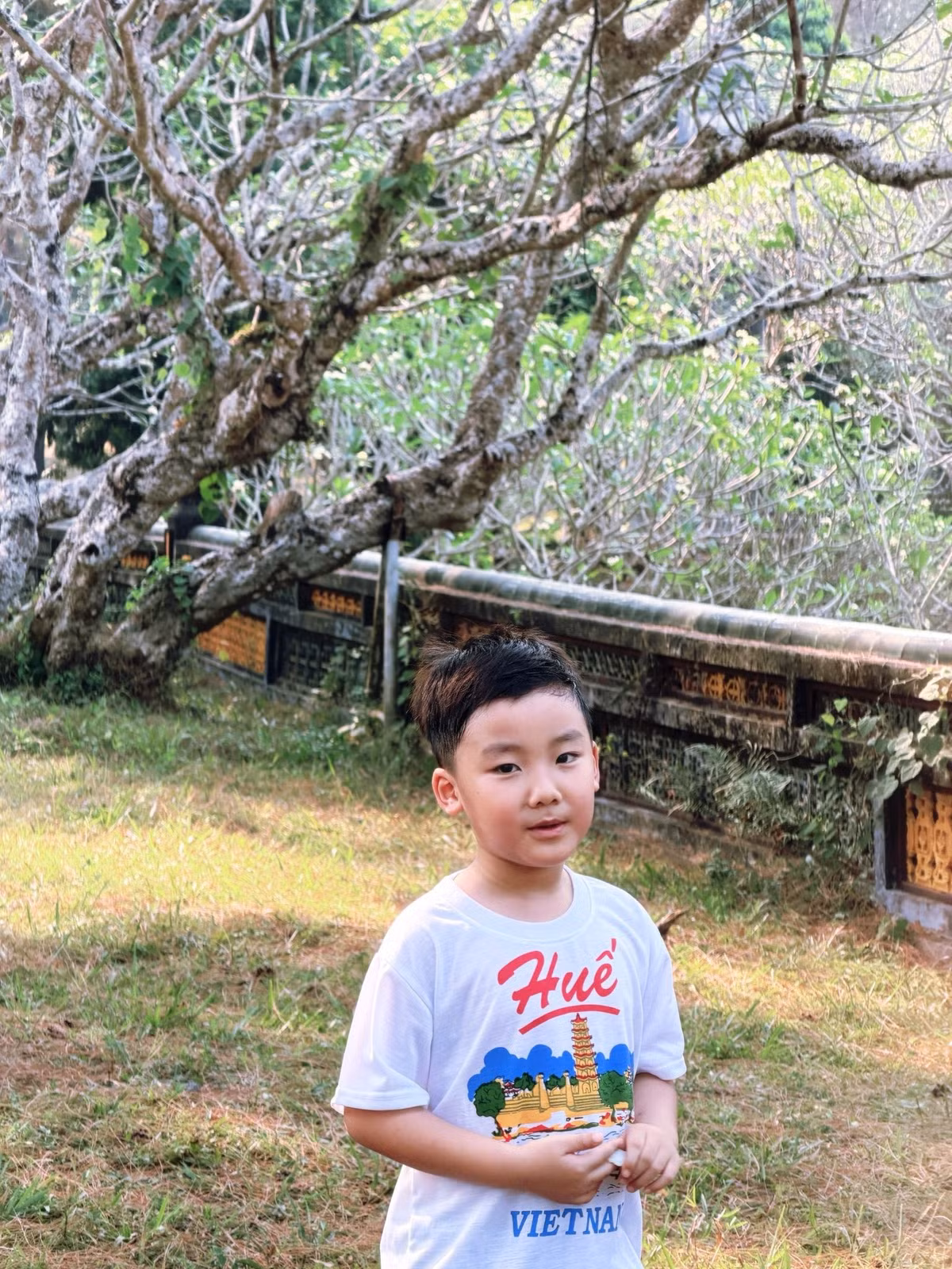 Bên cạnh đó, bé Bo mặc áo phông trắng in hình các địa danh nổi tiếng của Huế cùng dòng chữ “Huế VIETNAM”.
