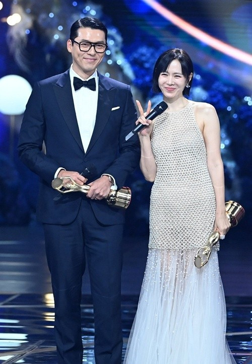 Theo Tiền Phong, ở Blue Dragon Film Awards 2025 - lễ trao giải điện ảnh Rồng Xanh 2025, Son Ye Jin - Hyun Bin được vinh danh ở hạng mục Nam/ Nữ chính xuất sắc nhất. Ảnh: Tiền Phong.