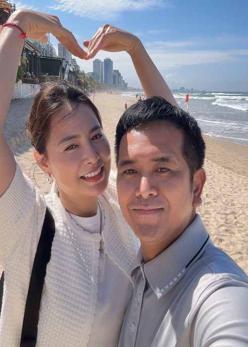 Dưới phần bình luận, nhiều đồng nghiệp gửi lời chúc đến cặp đôi và hài hước nhắc chuyện “tin vui”.