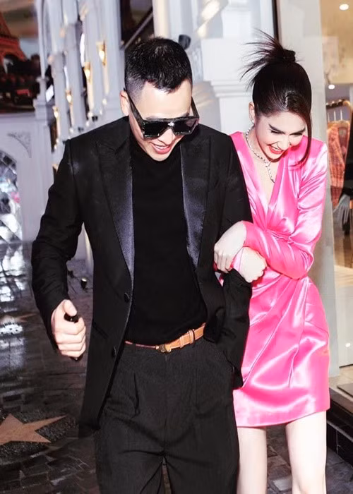 Vũ Khắc Tiệp chia sẻ trên Người Lao Động: "Với người như Ngọc Trinh, nếu không xảy ra biến cố thì Trinh không giận tôi đâu. Có thể khi biến cố đến, tâm lý và suy nghĩ của Trinh cũng khác đi. Tôi thấy Trinh đọc tin nhắn nhưng không nói gì. Ông trời bắt chúng tôi chia xa thì phải chấp nhận thôi. Tôi buồn, với tất cả những người khác, tôi không buồn nhưng với Trinh thì tôi buồn lắm. Ai cũng biết là trong tất cả mọi chuyện tôi đều bảo vệ Trinh đến phút cuối cùng". Ảnh: FB Khắc Tiệp.