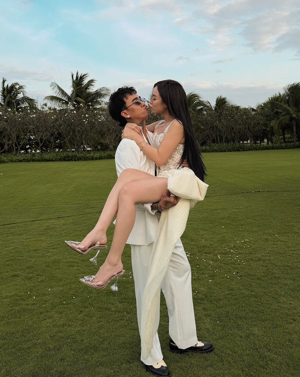 Đăng tải khoảnh khắc được Đạt G bồng bế, Bảo Ngọc viết: "Chồng này là chồng gì? Chồng này là chồng yêu". Ảnh: FB Bảo Ngọc.