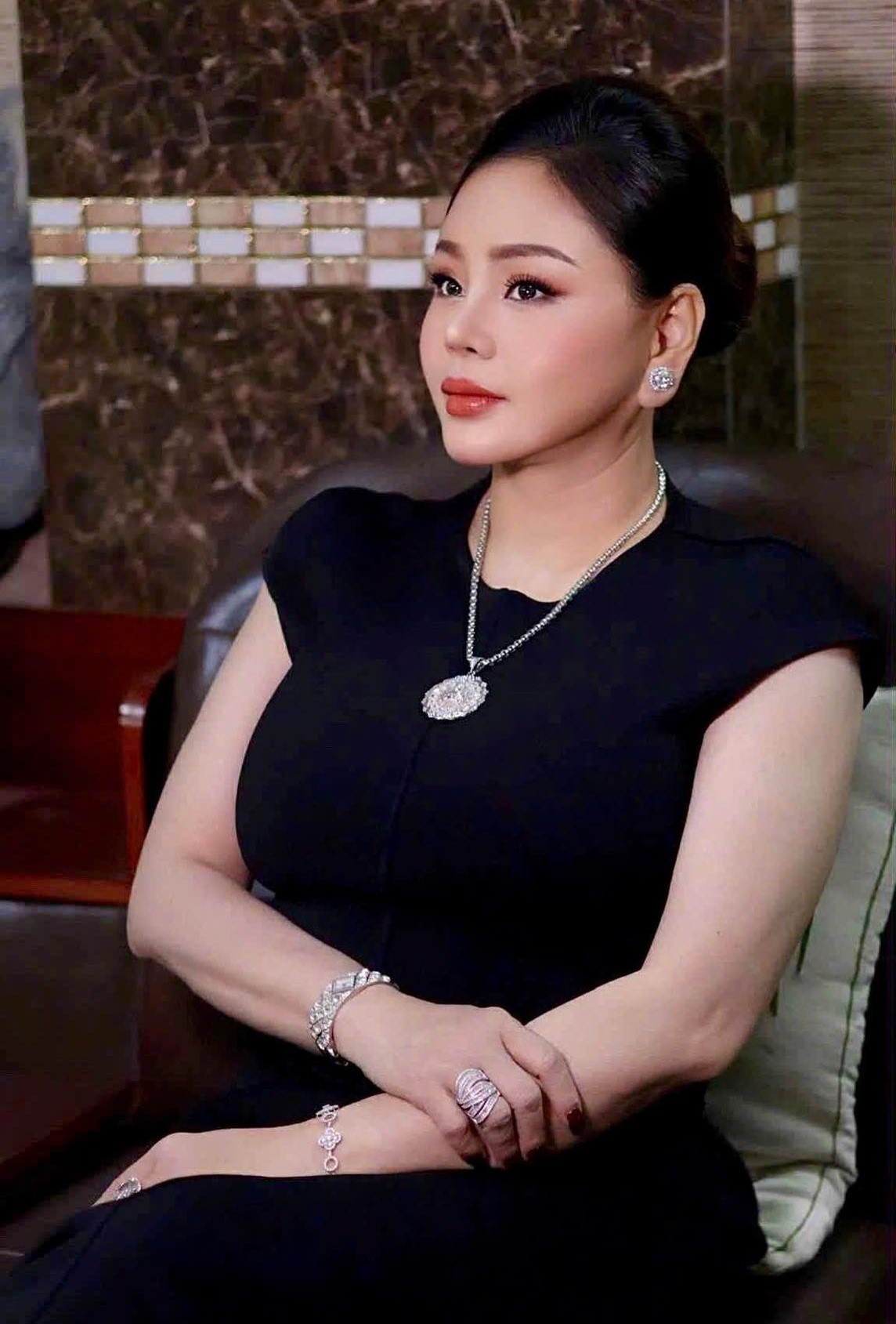 Gu thời trang cũng góp phần làm nổi bật nhan sắc của Lê Giang. Cô ưu tiên những thiết kế vừa vặn, tôn dáng, màu sắc nhã nhặn, giúp tổng thể luôn chỉn chu và trẻ trung hơn so với tuổi. Ảnh: FB Lê Giang.