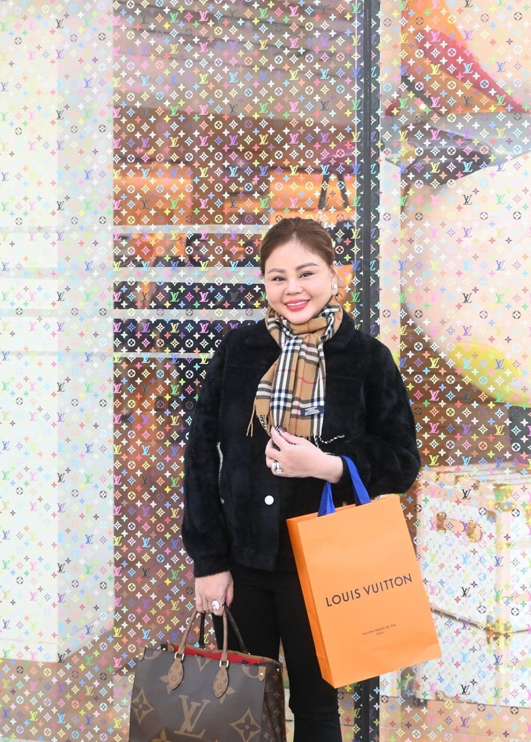 Lê Giang có không ít đồ hiệu. Nữ diễn viên ưu tiên lựa chọn các thương hiệu thời trang, phụ kiện cao cấp với thiết kế tinh tế, dễ ứng dụng, phù hợp với hình ảnh người phụ nữ hiện đại và tự tin. Ảnh: FB Lê Giang.